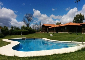 Piscina rodeada de jardín