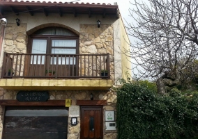 Fachada exterior de la casa con piedra vista