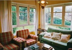Salón con vistas de la casa rural
