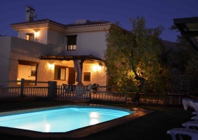 Casa con piscina iluminada