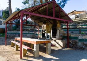 Vistas de la zona infantil con columpios