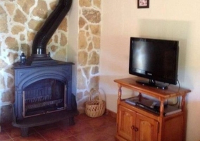 Salón con chimenea y televisor sobre mueble