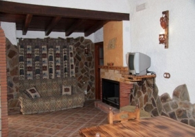 Salón con chimenea recubierta de ladrillo