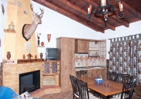 Salón con chimenea de estilo rústico