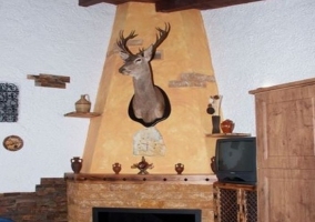 Salón con mesa de comedor y sofás