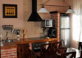 Cocina y mesa para comer