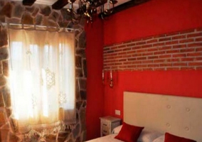 Dormitorio con cama de matrimonio en tonos rojos