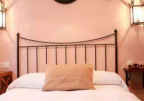 Dormitorio con cama de matrimonio