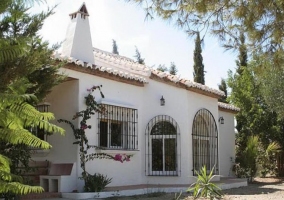 Piscina con suelo de piedras y banco