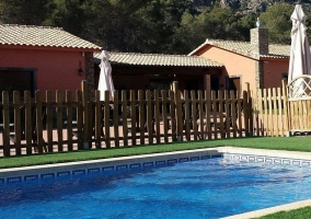 Mesa del comedor con chimenea al lado