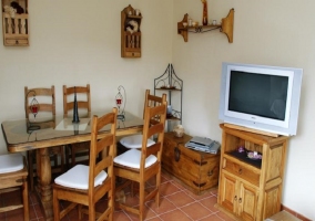 Salón con mesa de comedor