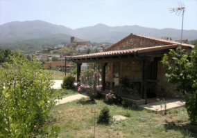 Vista exterior del edificio y jardín