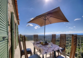  Terraza con mesa cubierta con parasol 