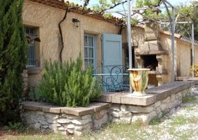  terraza a la entrada de la casa rural 