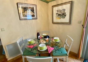  sala de estar-cocina con TV, chimenea y mesa de comedor 