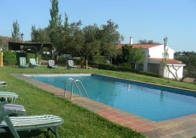 Hay tumbonas en la piscina