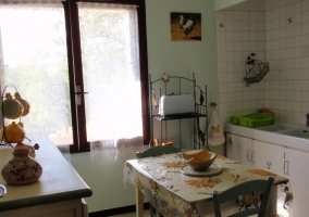  Mueble junto a la puerta de la cocina decorado con dibujos y con algunas herramientas 