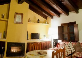 Salón con chimenea