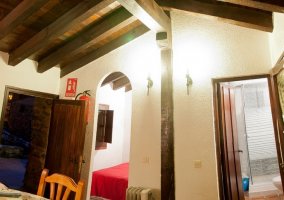 Entrada a la habitación y baño
