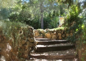 Entrada al jardín 