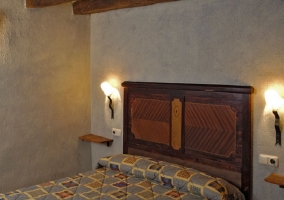 Cama en habitación con colcha blanca y azul
