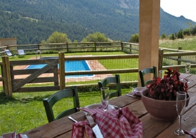 La casa con la montaña al fondo