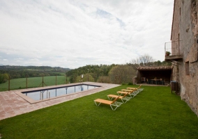 Mesa de comedor con piscina al fondo