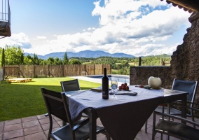 Mesa de comedor con piscina al fondo