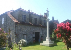 Exterior de la casa con jardín