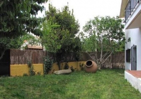 Chimenea en el salón con sofás