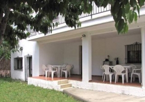 Terraza de la casita con muebles de jardín