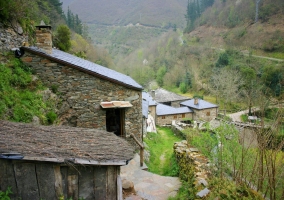 Fachada en piedra rodeada de vegetación