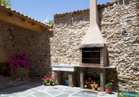 Barbacoa en la terraza con leña incluida