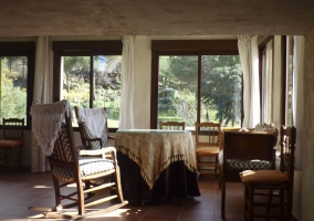 Cocina con estufa cerrada de leña