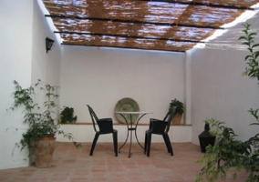 Terraza en el porche de la casa con muebles de jardín