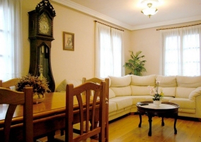 Salón con sillones