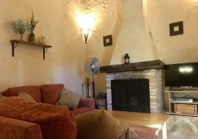 salón con chimenea