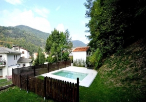 Piscina de la casa con valla de madera