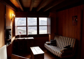 Chimenea en el salón y escritorio con vistas