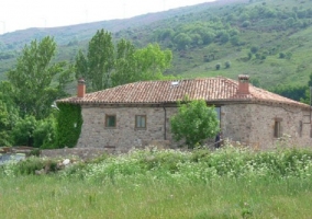 Salón con escalera junto a la chimenea