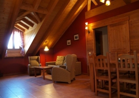 Salón comedor con mesa de madera y paredes de piedra