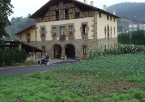 Vista lejana del edificio y campos de alrededor