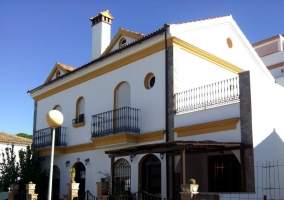 Vista exterior del edificio con muros blancos