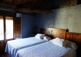 Dormitorio con gran ventanal
