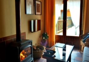 Chimenea y acceso al exterior