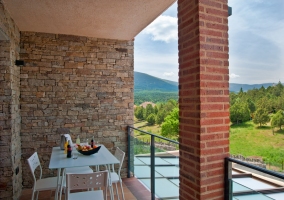 Terraza de la casa con mesa y sillas y vistas de los alrededores