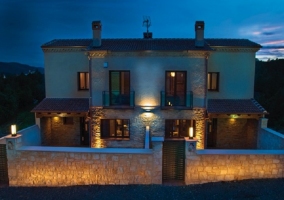 Terraza de la casa con mesa y sillas y vistas de los alrededores