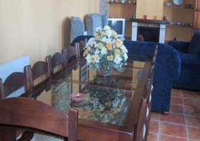 Salón con chimenea en tonos amarillos y azules