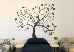 Dormitorio triple con tres camas y árbol decorativo