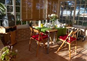 Chimenea en la sala de estar junto a mesa del comedor y asientos